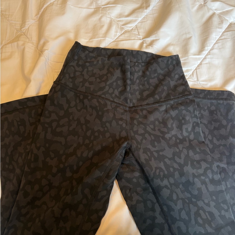 Lululemon size 4 Gray Leopard Print Leggings 23 inch inseam